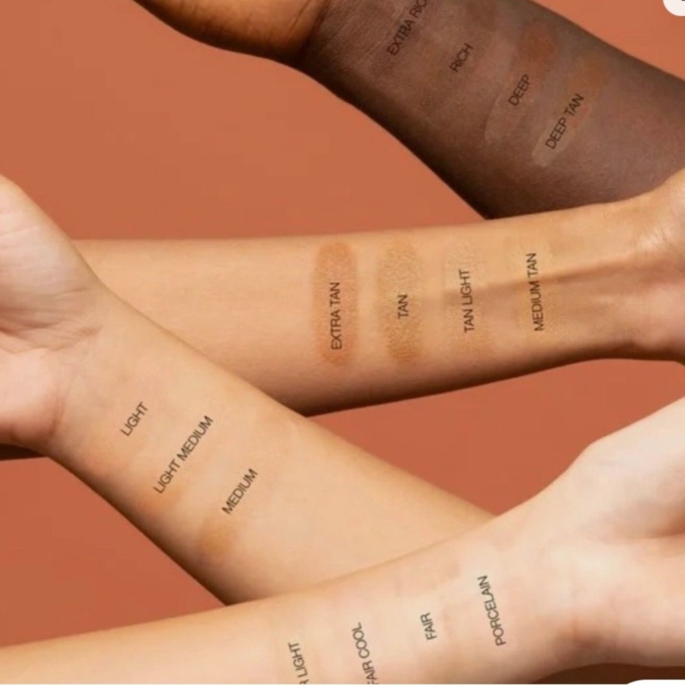 HUDA BEAUTY GloWish Luminous Pressed Powder - Picture 5 of 5